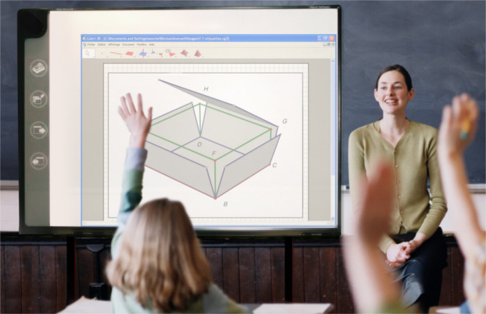 Elèves dans une classe répondant à une enseignante sur le logiciel Cabri 3D