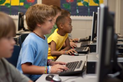 Trois enfants travaillant sur les logiciels Cabri