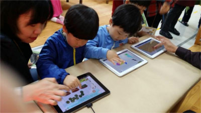 eleve-tablette-cabri Elèves travaillant 1 2 3 Cabri sur tablettes
